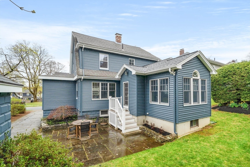 a view of house with a yard