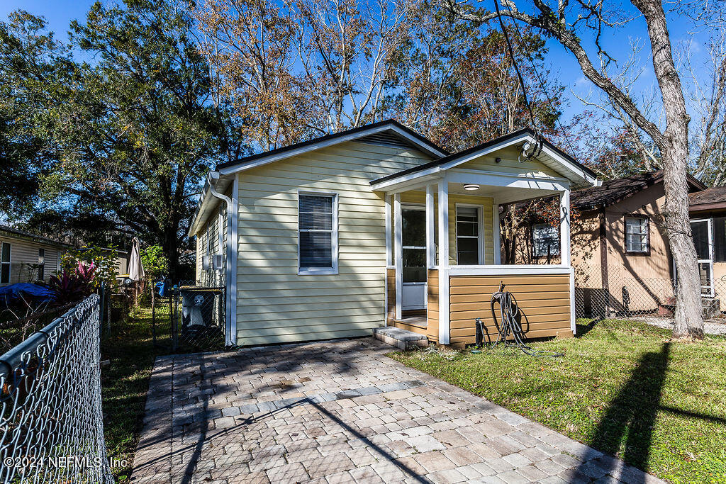 a view of house with a yard