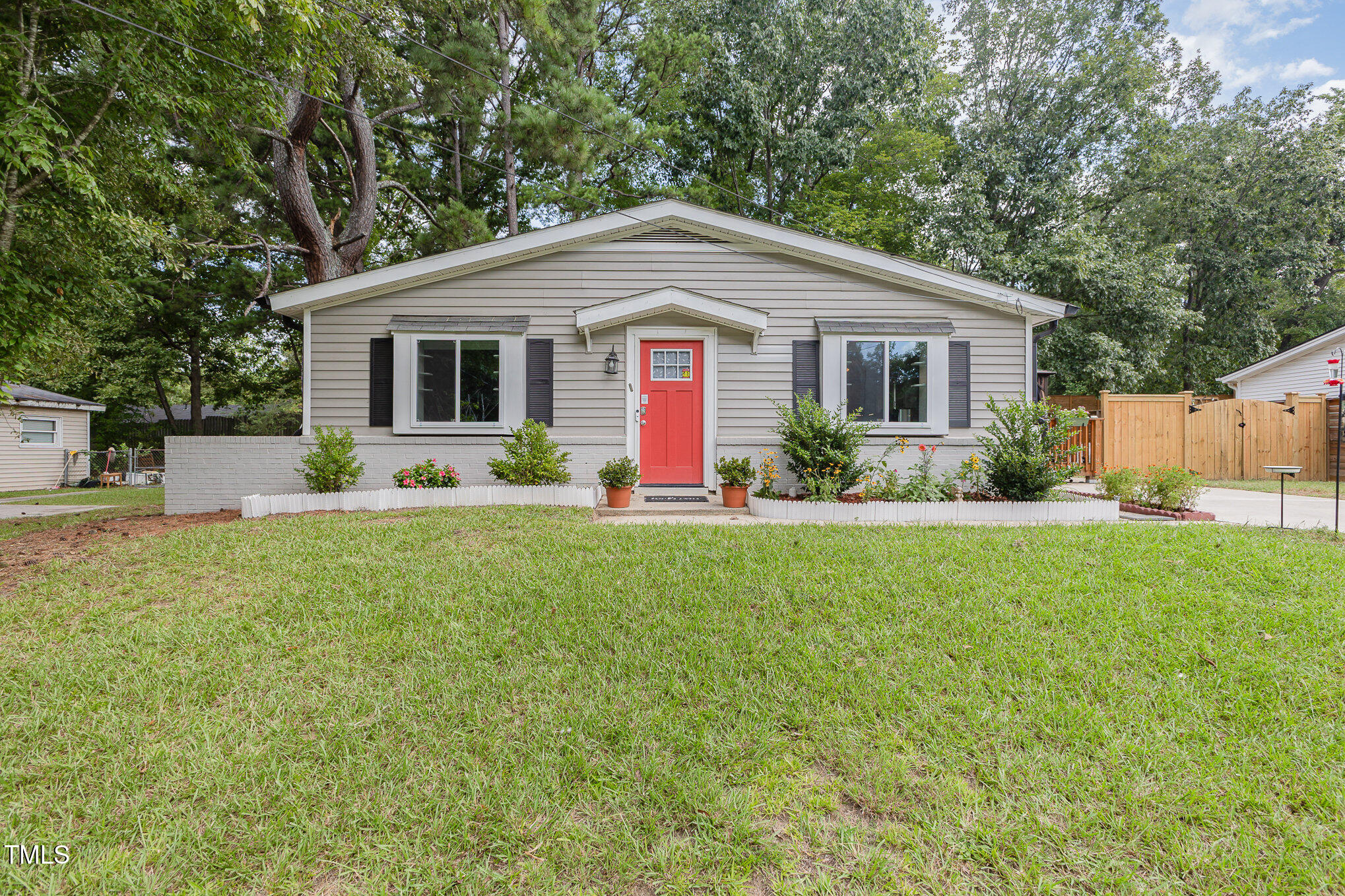 a view of a house with backyard