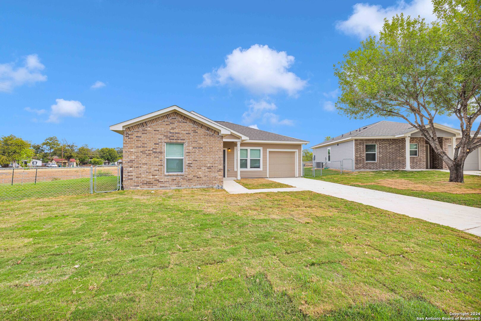 a view of a house with a backyard