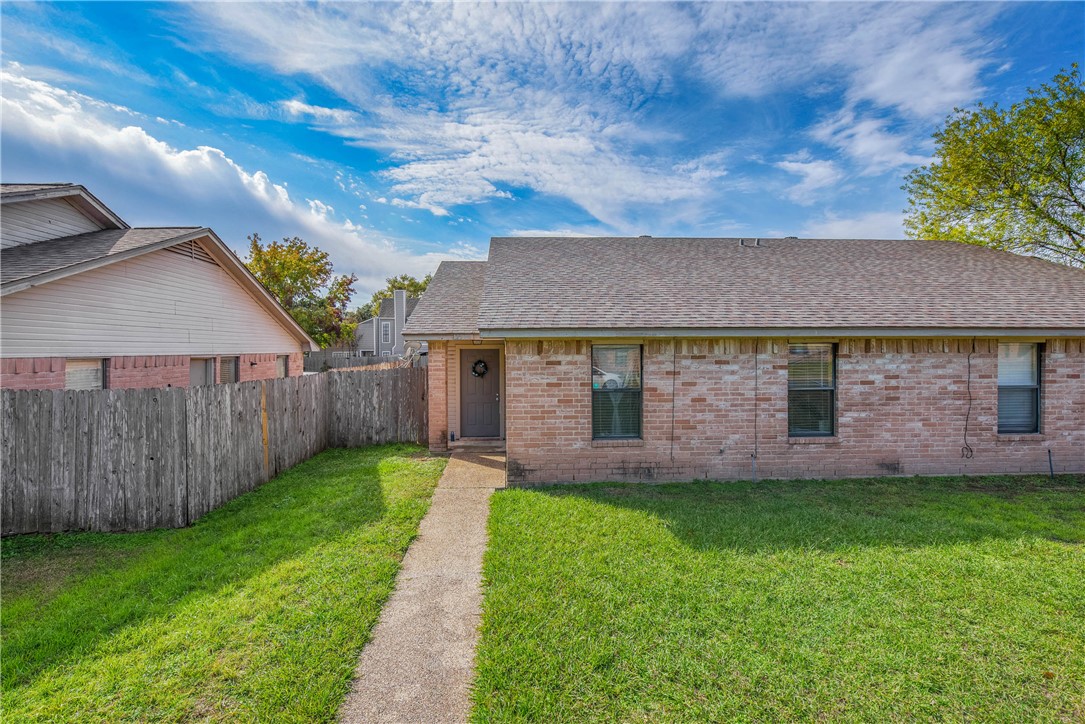 View of front of house featuring a front lawn