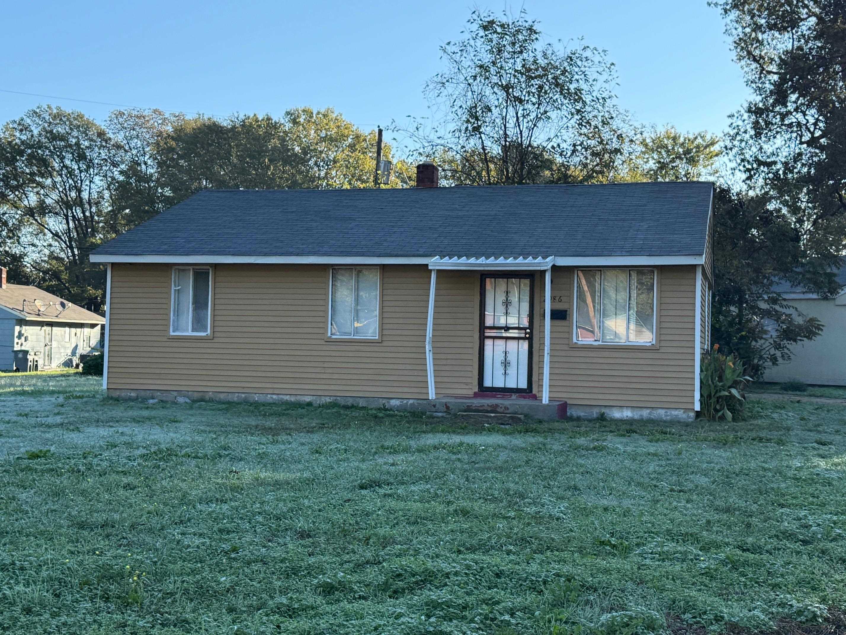 View of front facade with a front yard