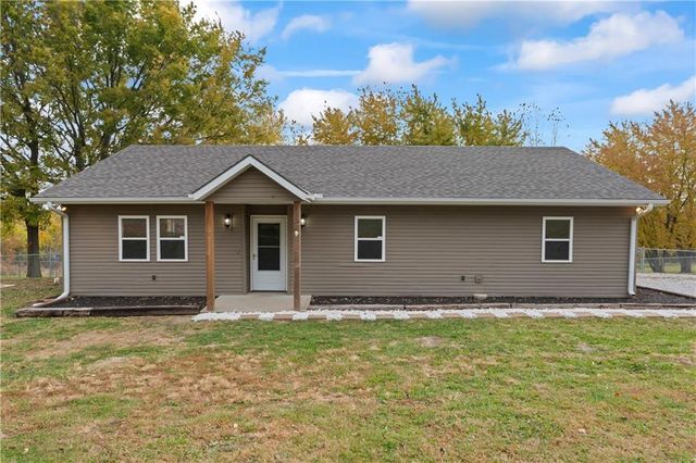 $395,000 | 1795 Northwest 615th Road | Jackson Township - Johnson County