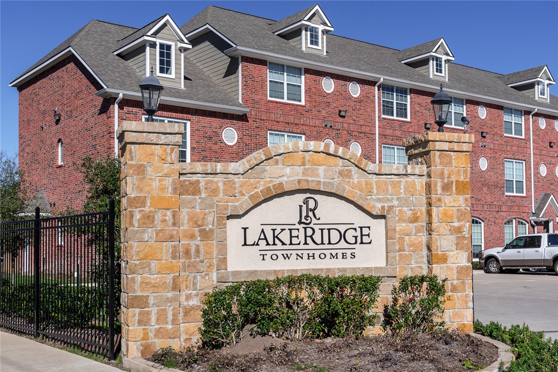 Lakeridge Townhome Condos is on two shuttle bus st