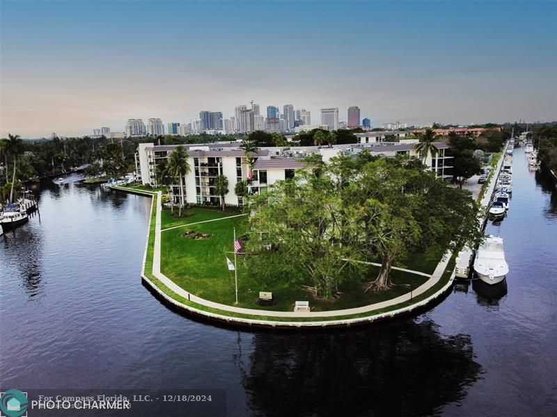 River Reach is a gorgeous, gated waterfront community located in the very desirable downtown Fort Lauderdale neighborhood of Tarpon River.