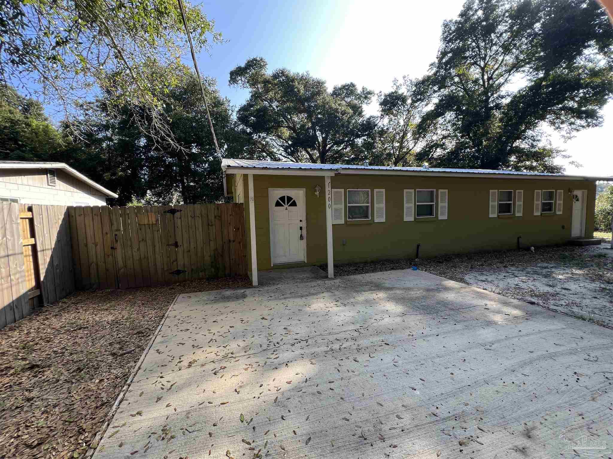 a view of a house with a backyard