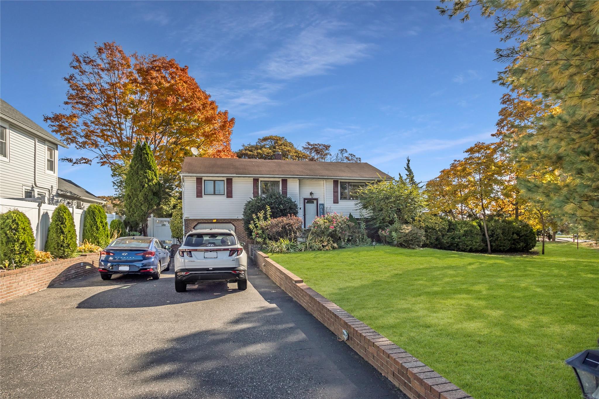 View of front of property featuring a front yard