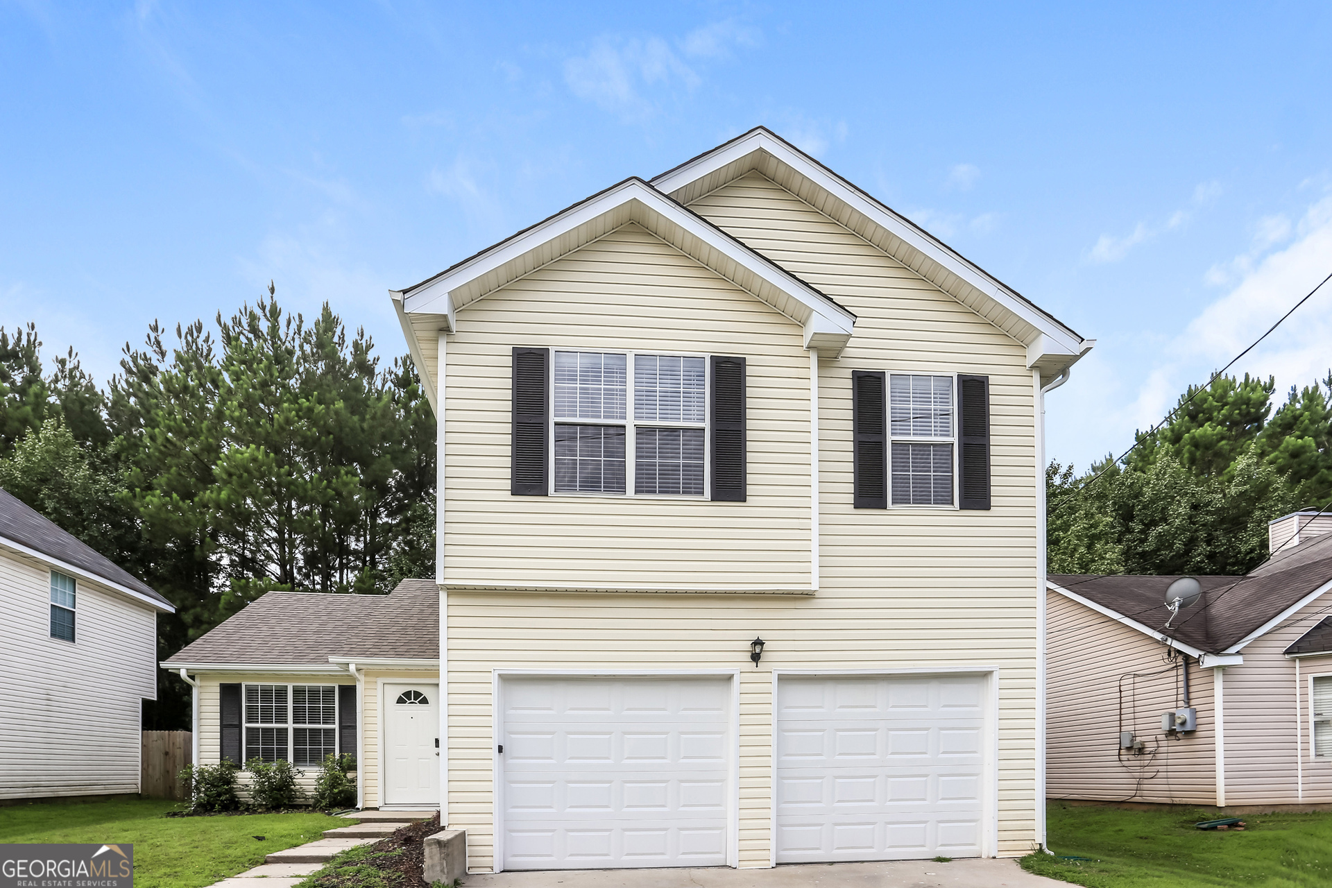 a view of house with a yard