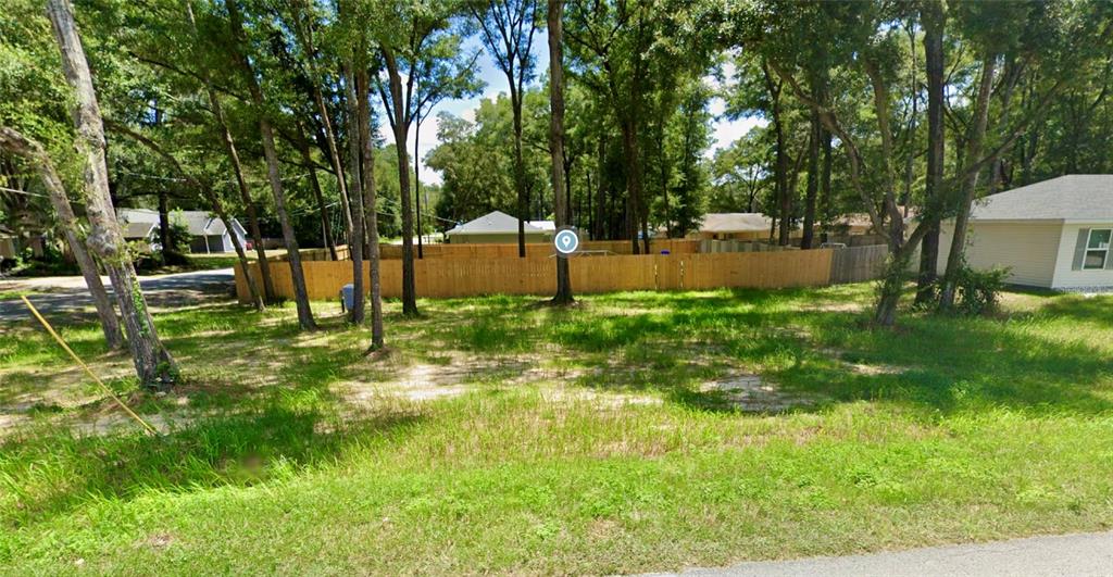 a view of yard with tree