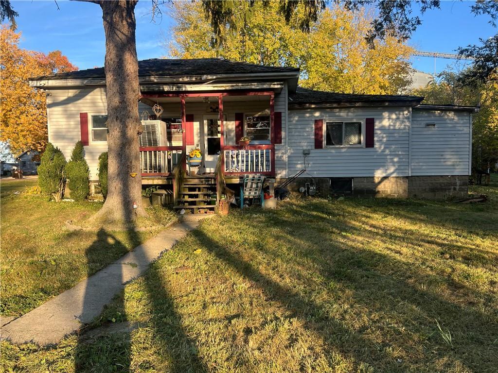 a view of a house with a yard