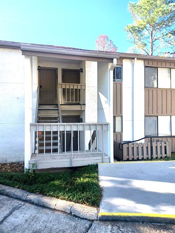 a view of front of house with a yard