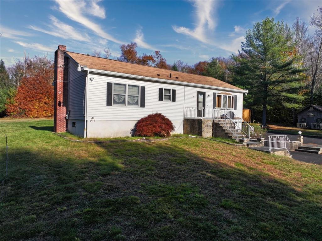 a view of a house with backyard