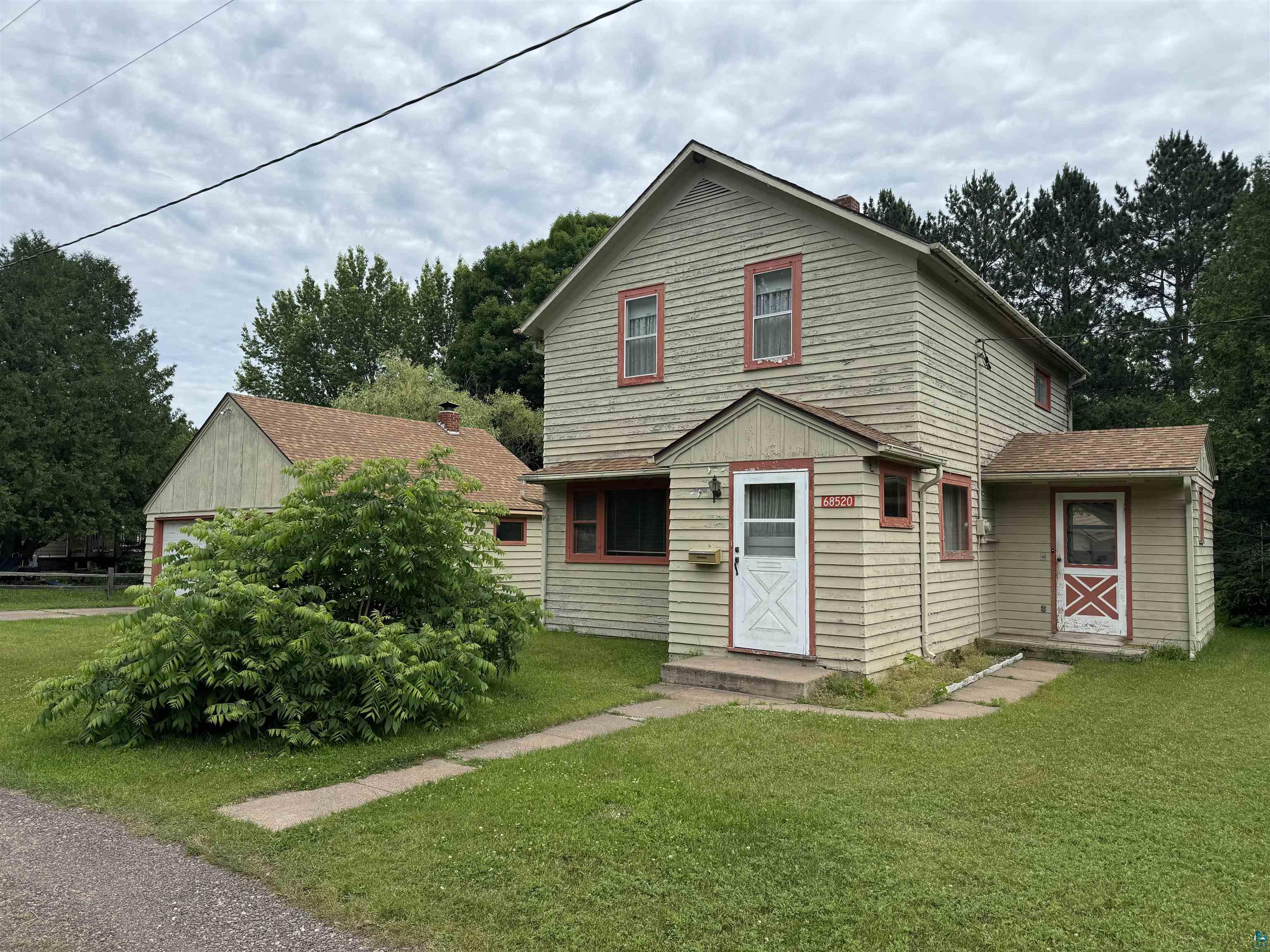 View of front property with a front lawn