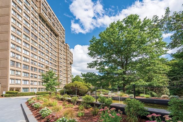 $849,500 | 250 Hammond Pond Parkway, Unit 808N | Newton