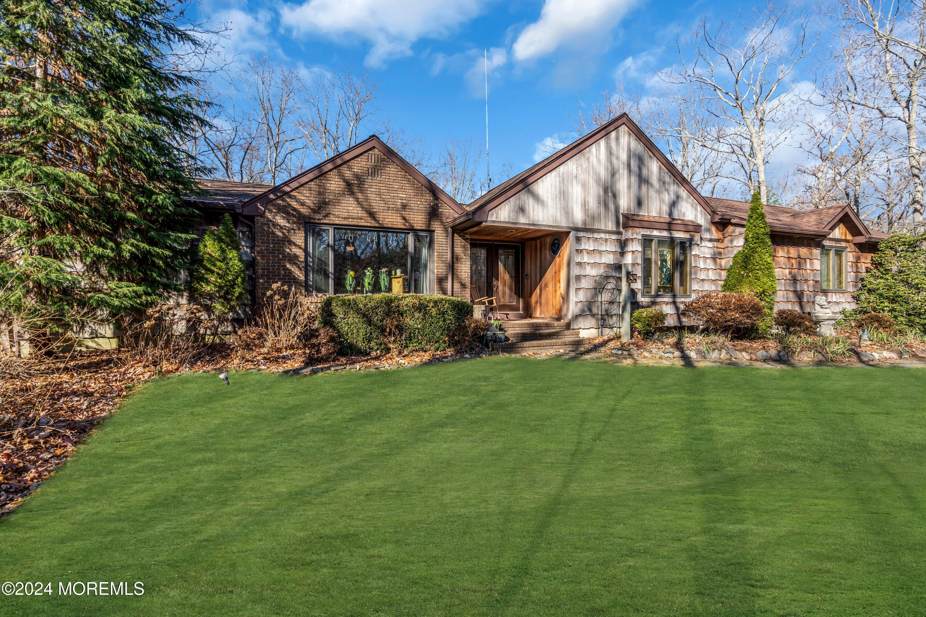 a view of a house with a yard