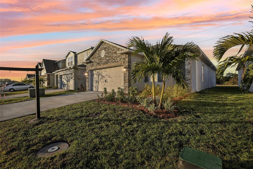 a view of a house with a yard