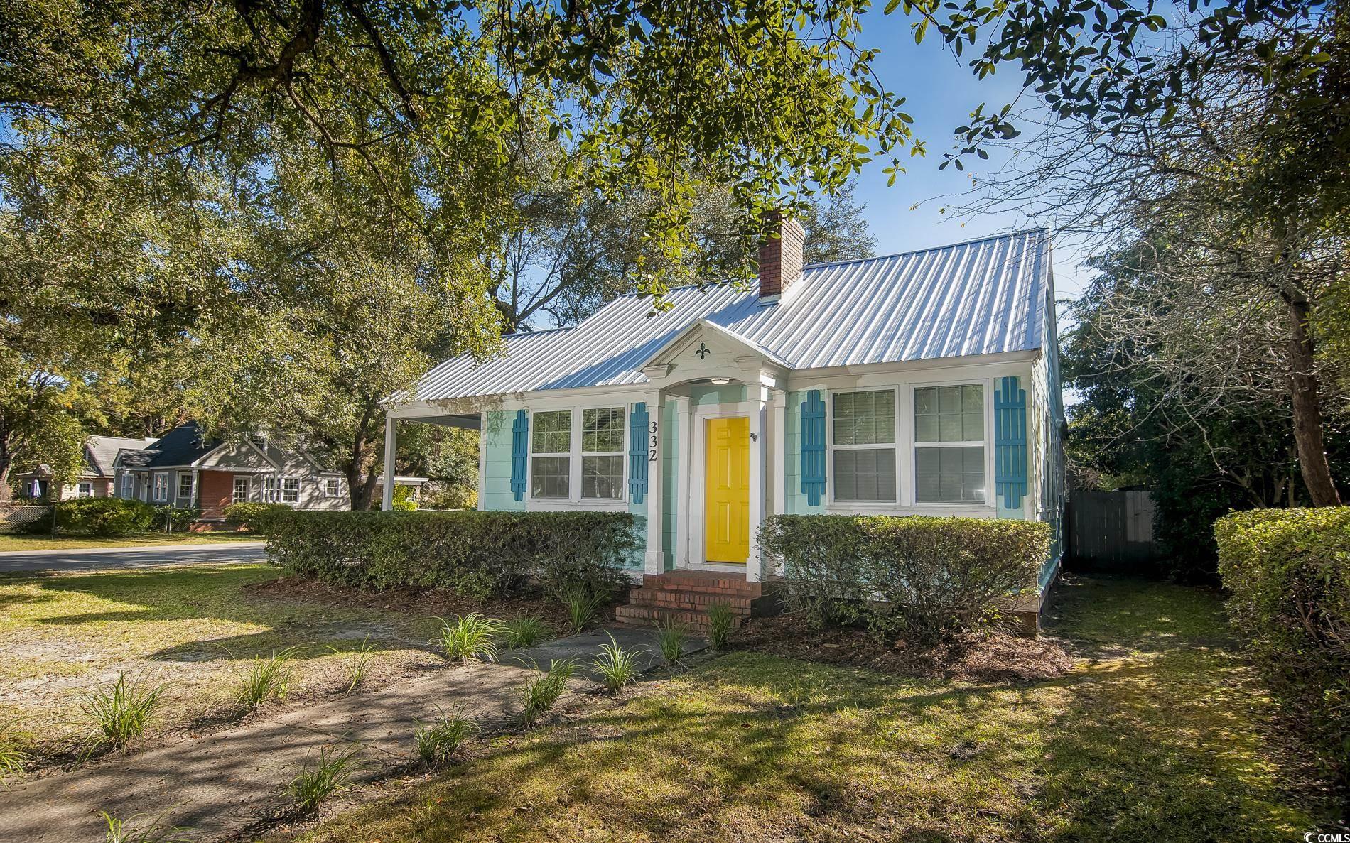 View of front of property featuring a front lawn