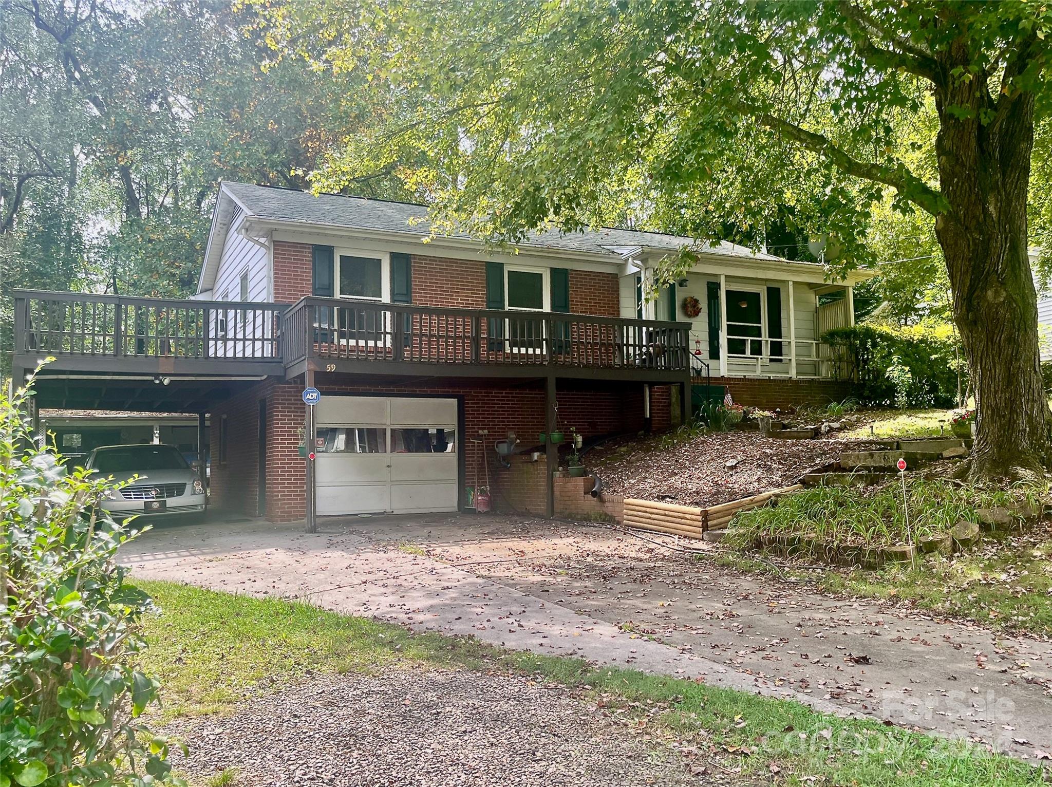 a view of a yard in front of house