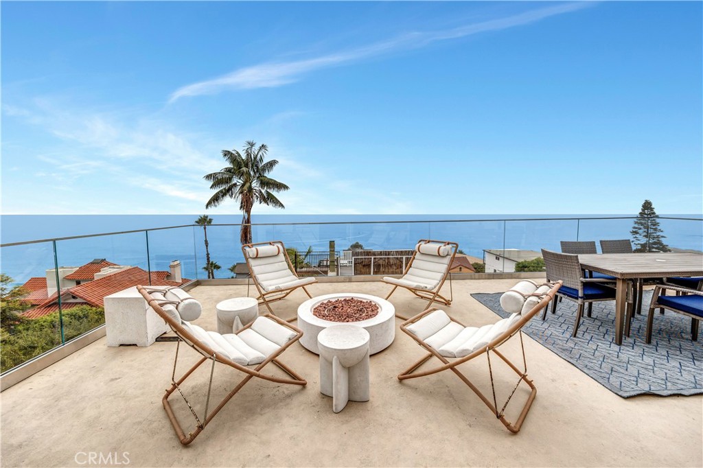 a view of a dinning table and chairs in the patio