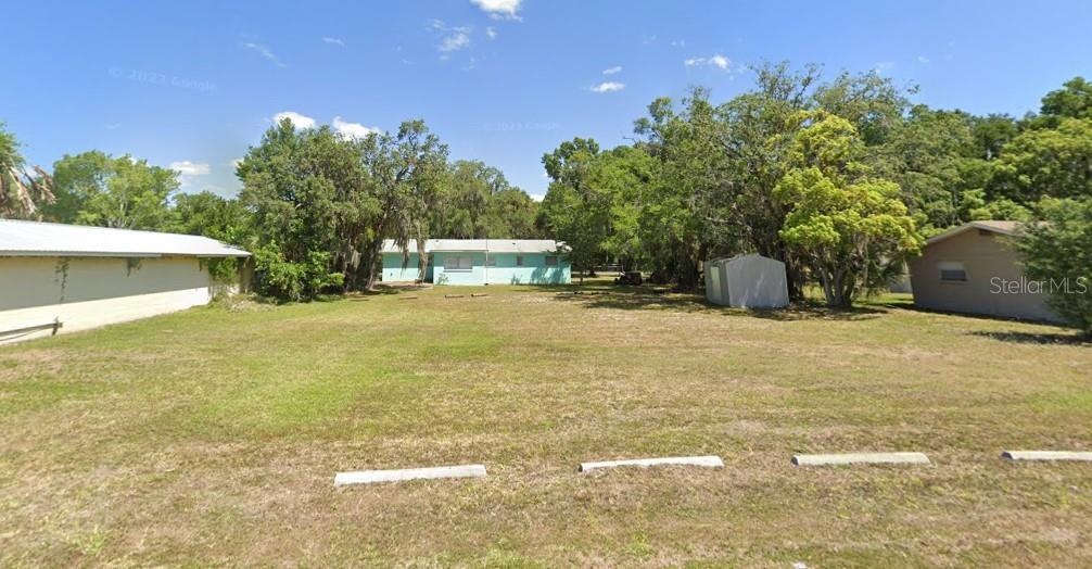 a view of a outdoor space with a house