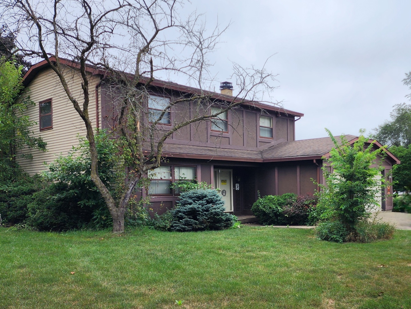 a view of a yard in front of house