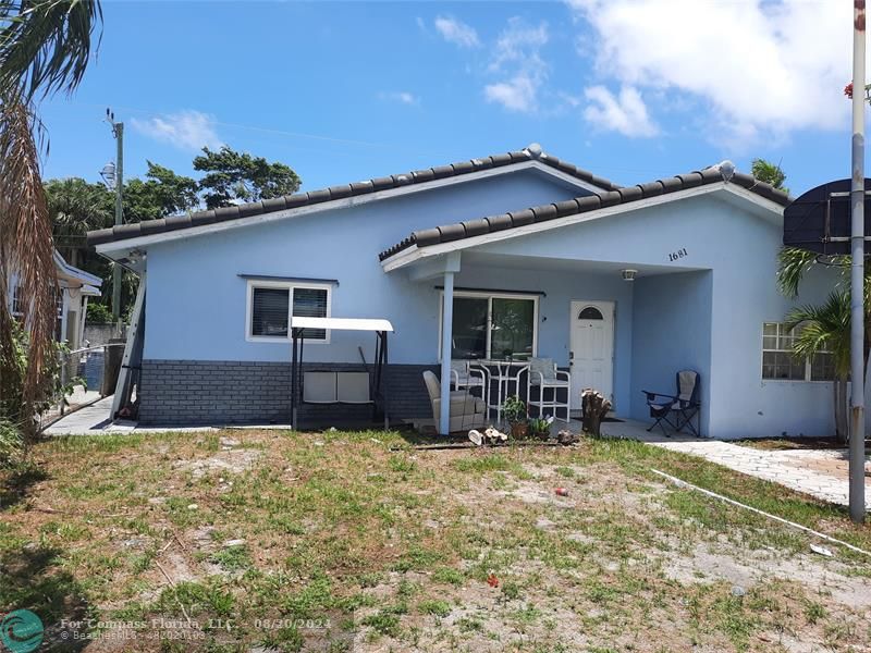 a front view of house with yard and seating space