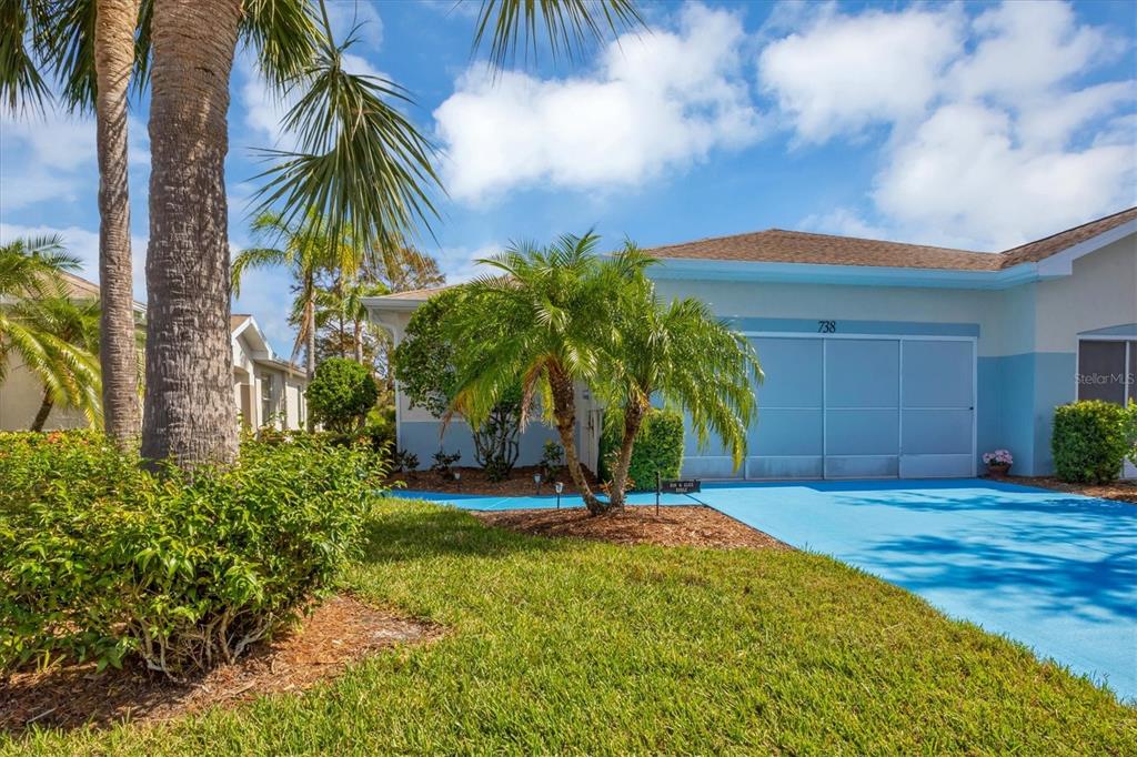 a view of a backyard with palm trees