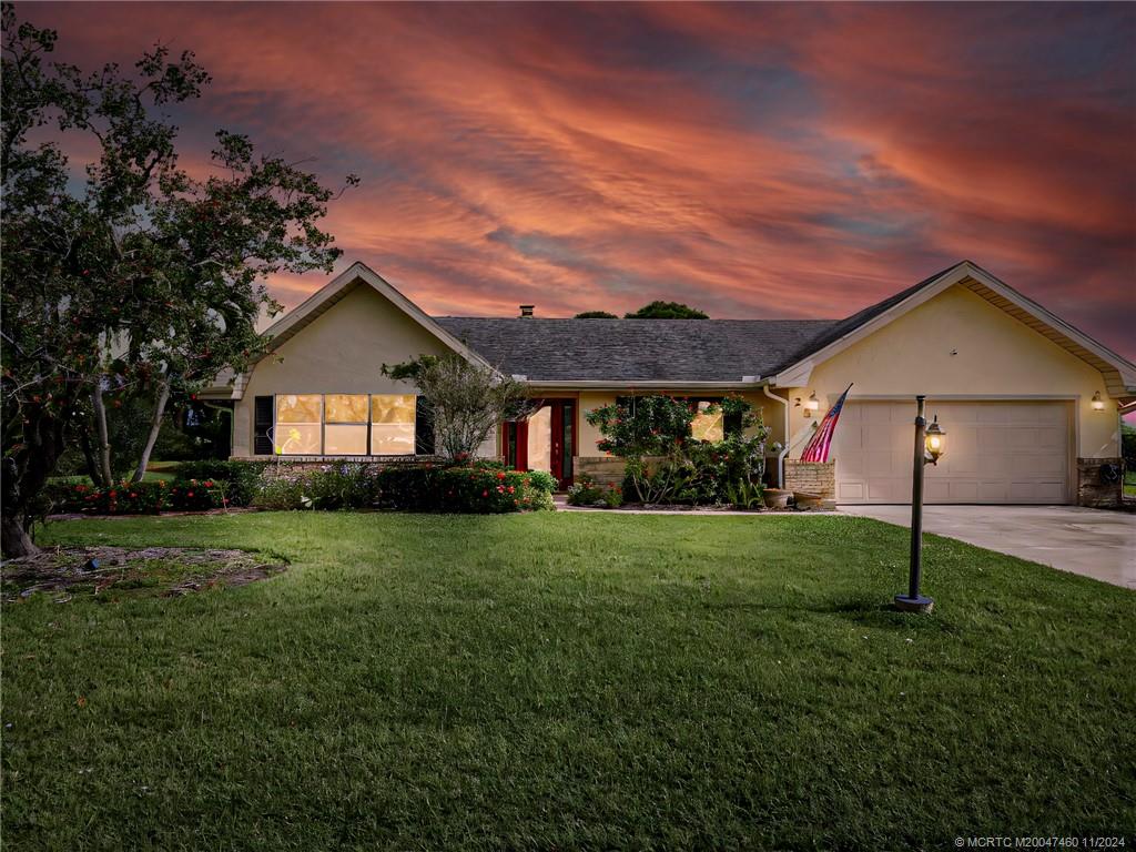 a view of a yard in front of house