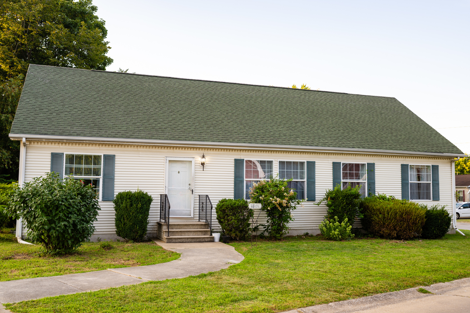 a view of a house with a yard