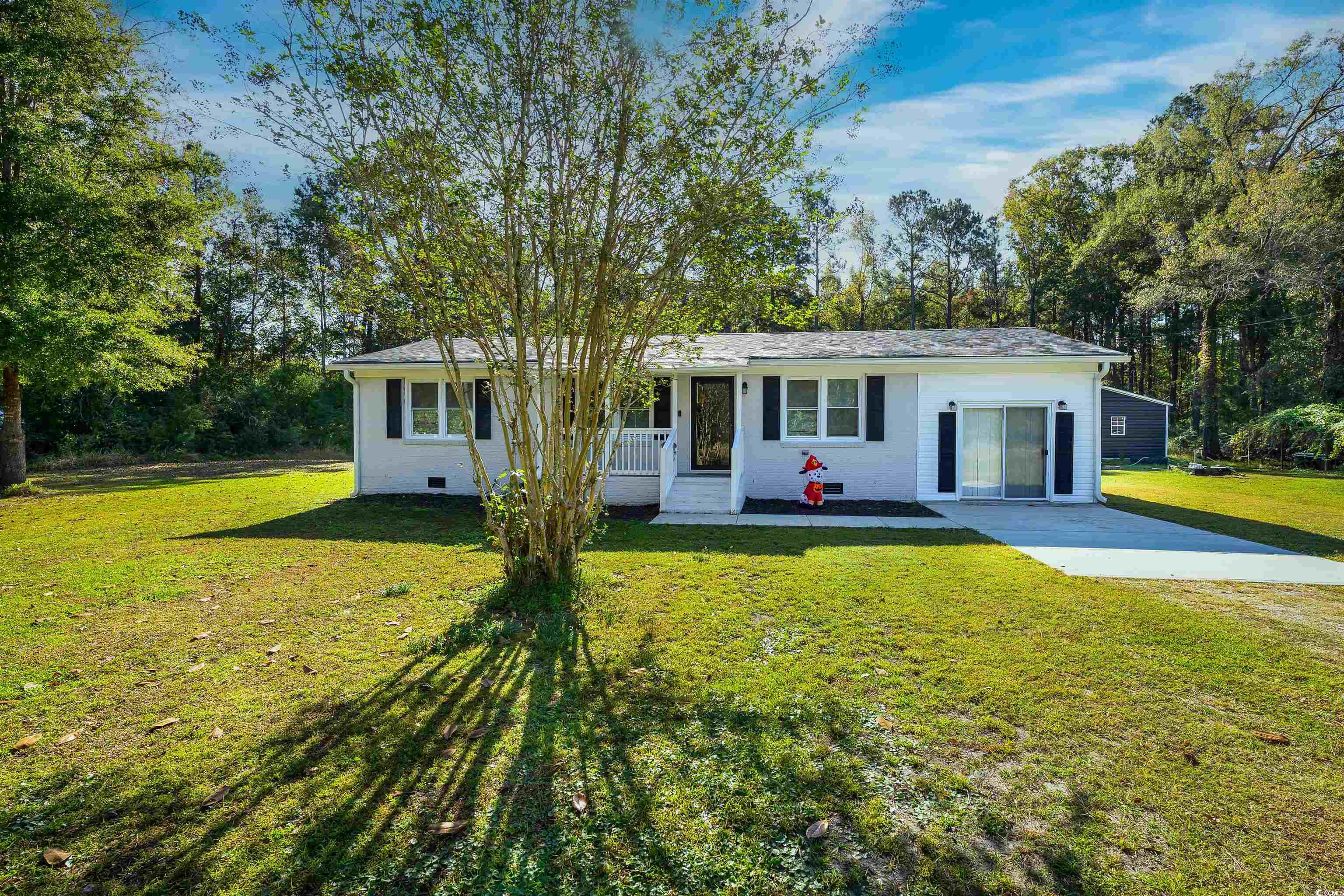 Ranch-style house featuring a front yard