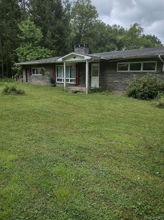 a view of a house with a yard