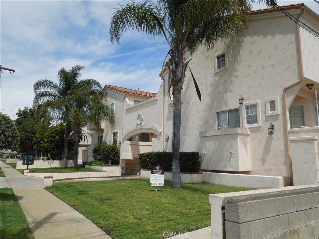 a view of multiple houses with a yard