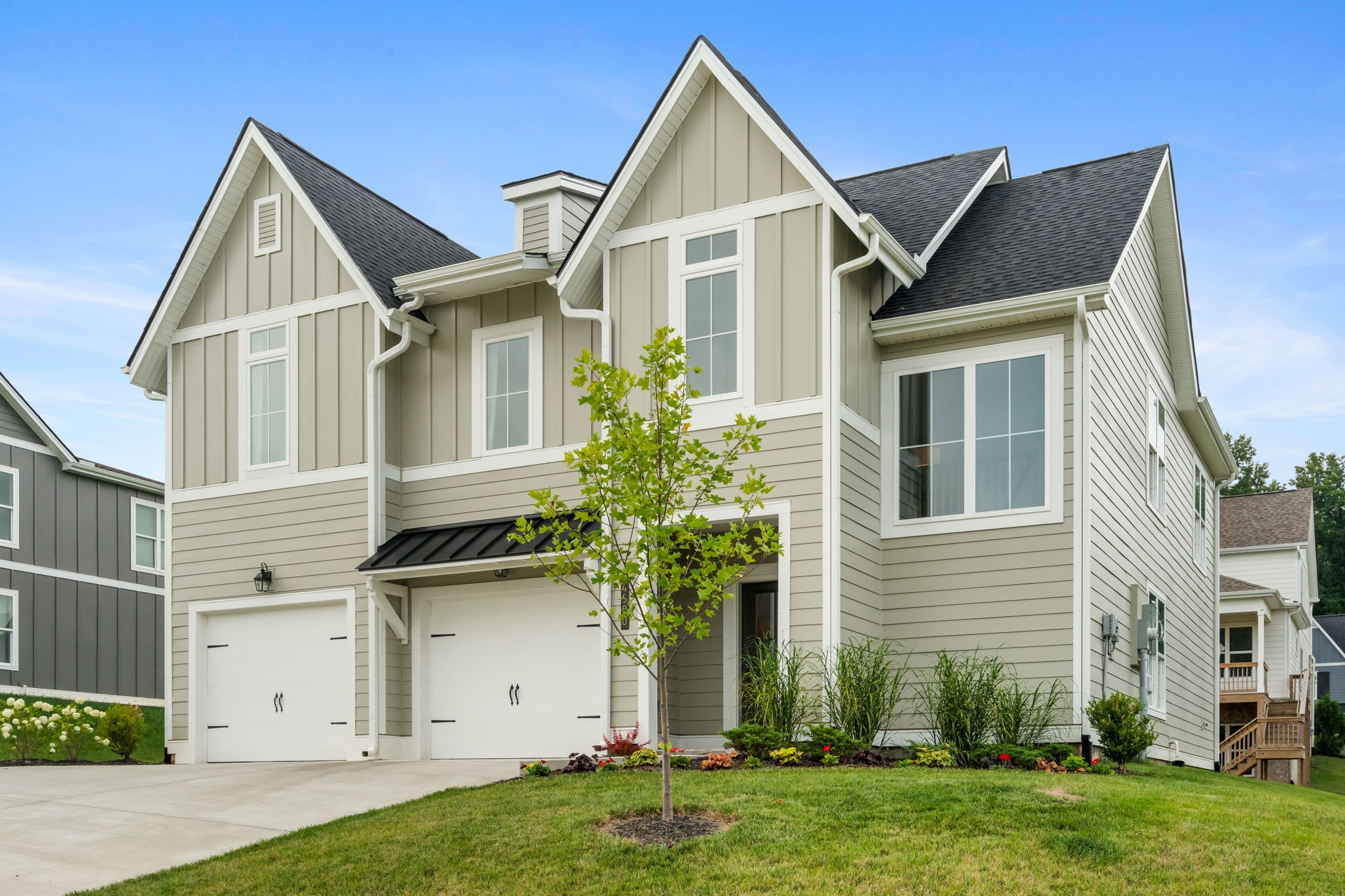 a view of a yard in front of a house