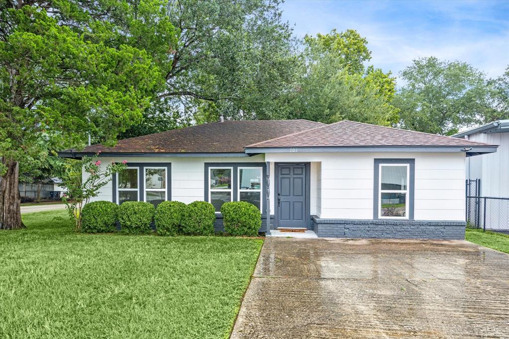 a view of a house with a yard and plants