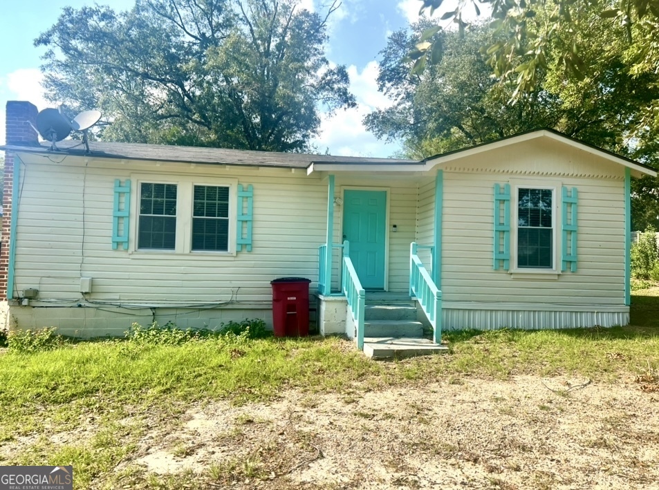 a view of a house with a yard