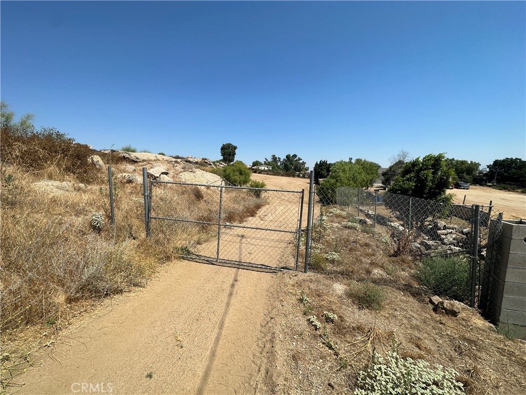 a view of a pathway with a yard