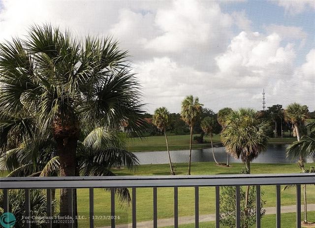 $349,900 | 3970 Oaks Clubhouse Drive, Unit 402 | Palm Aire