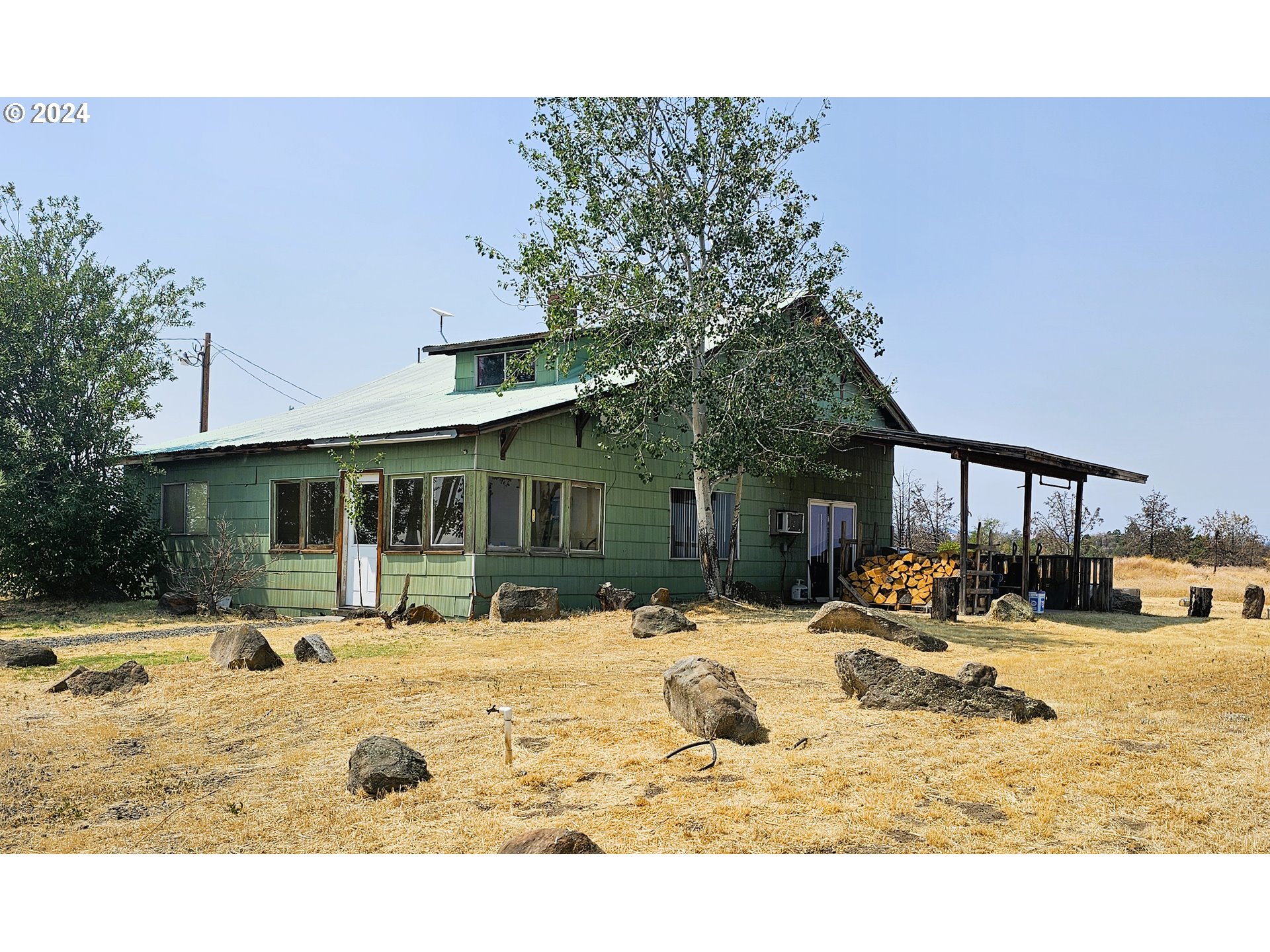 a house view with a outdoor space