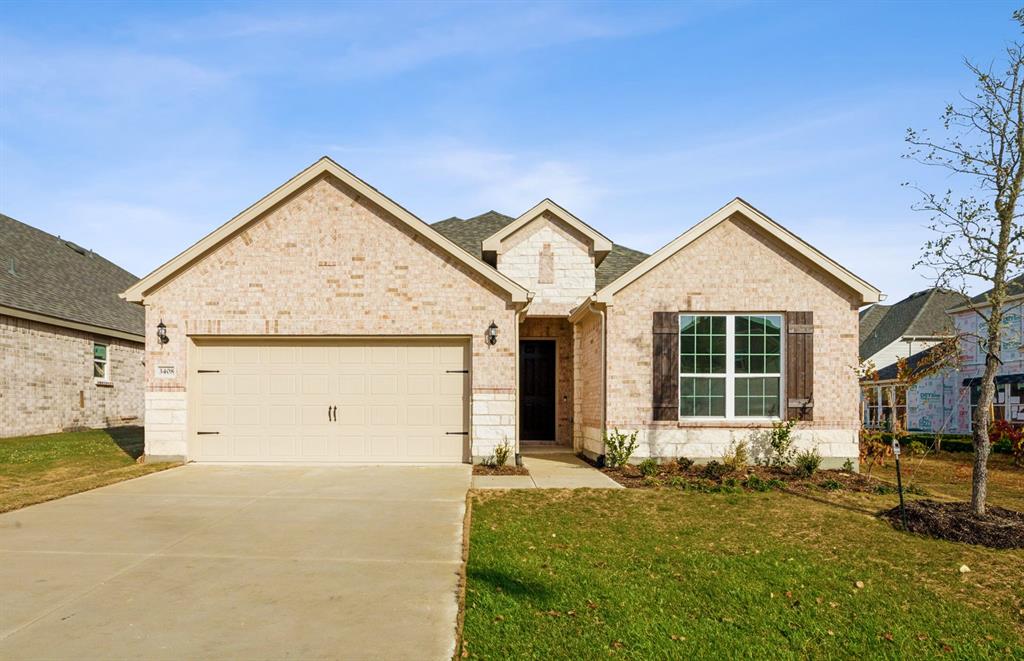 a view of a house with backyard