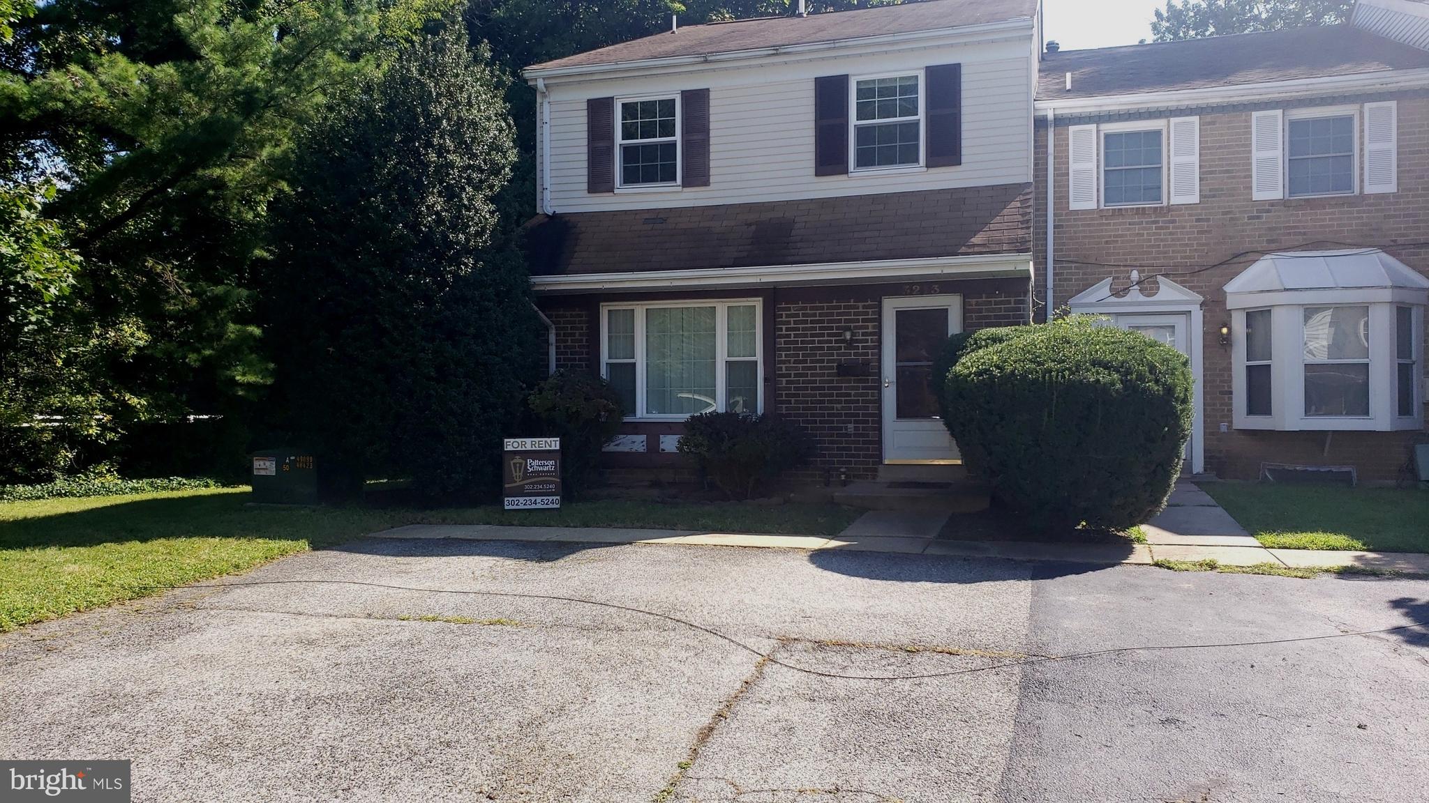 a view of a house with backyard and garden