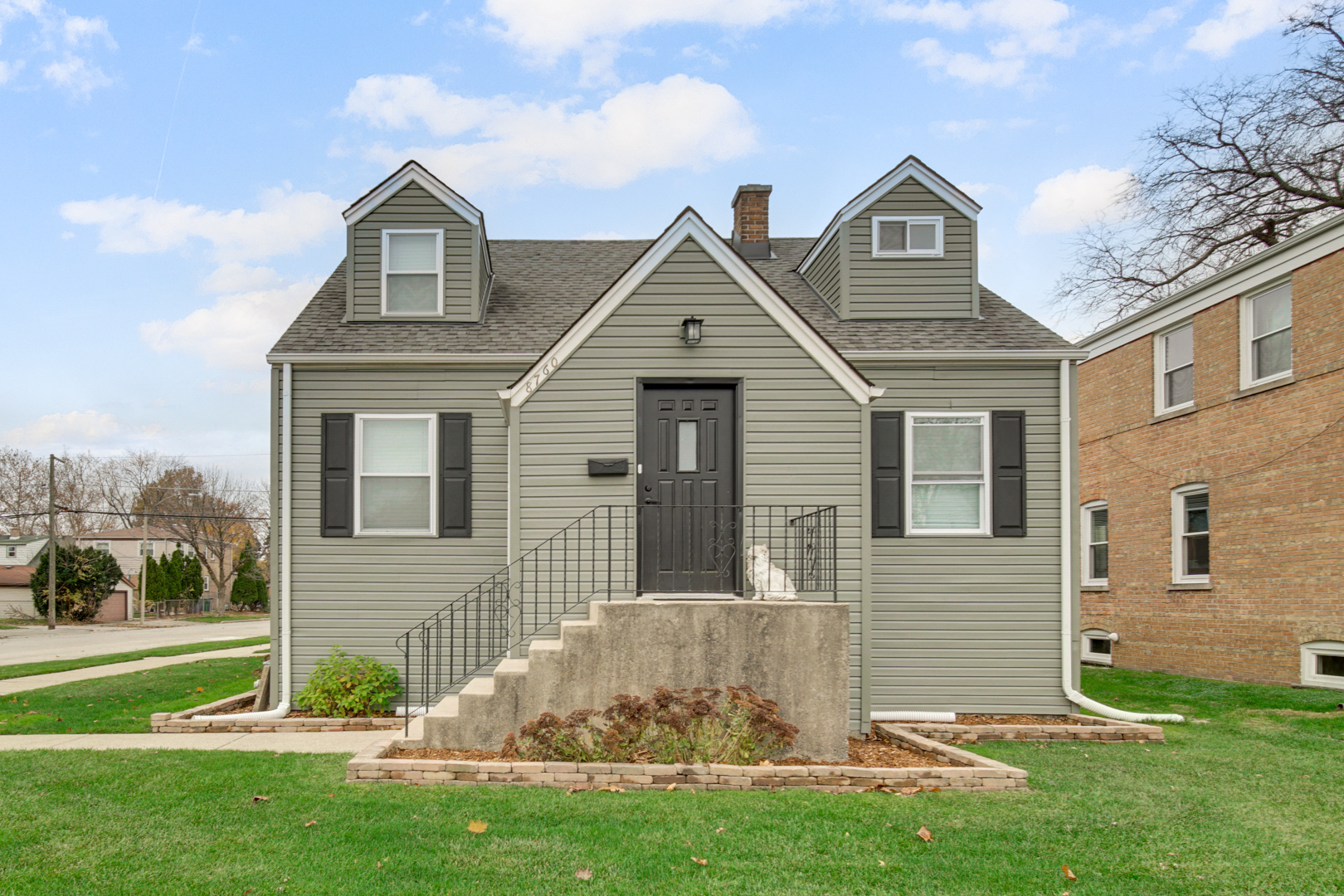 a view of a house with a yard