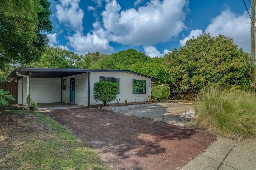 a view of a house with backyard