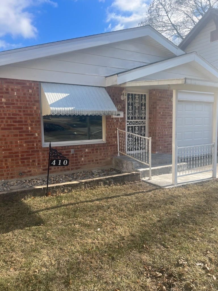 a view of back yard of the house