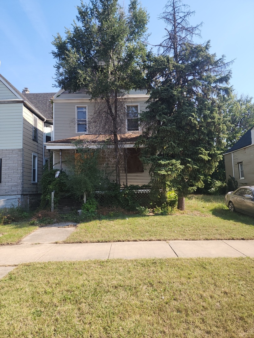 a view of a house with a yard