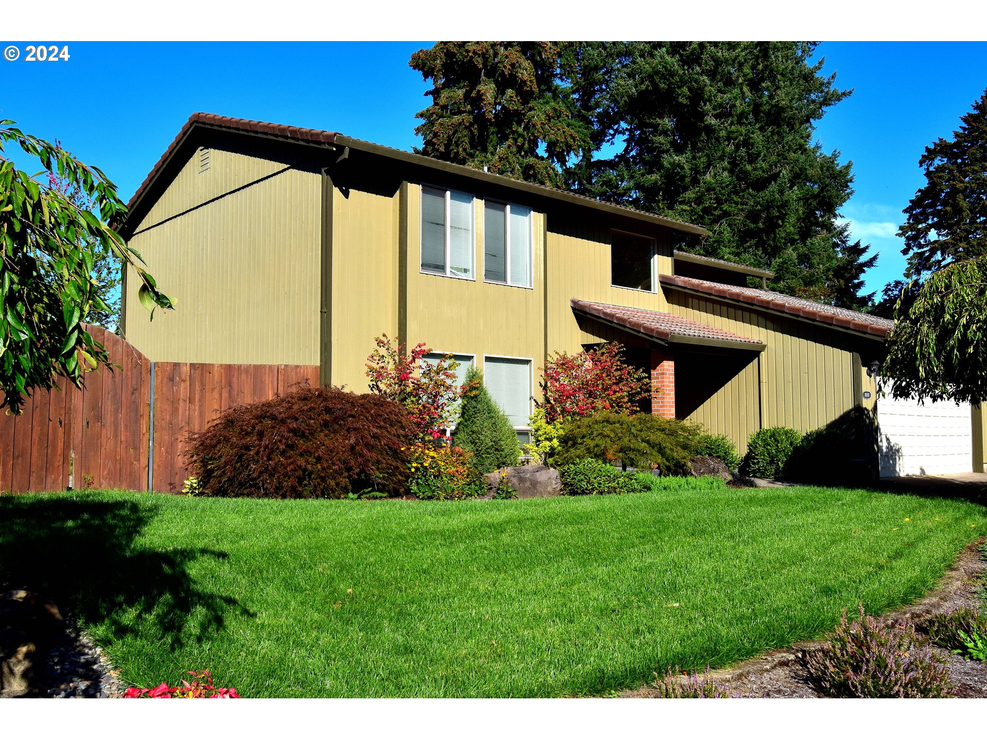 a view of a house with a yard