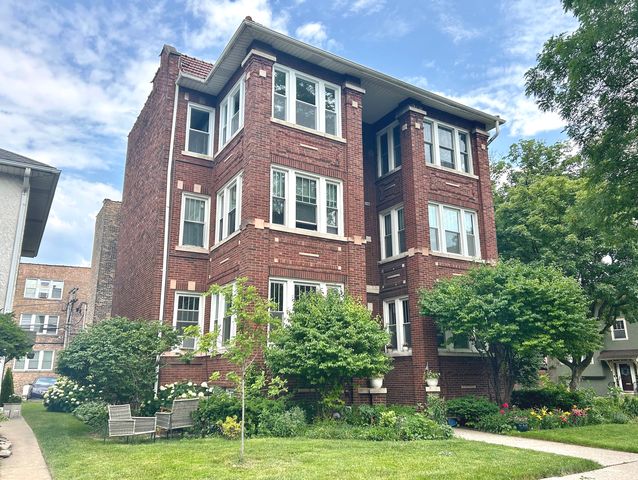 $249,900 | 746 Wesley Avenue, Unit 1N | Oak Park