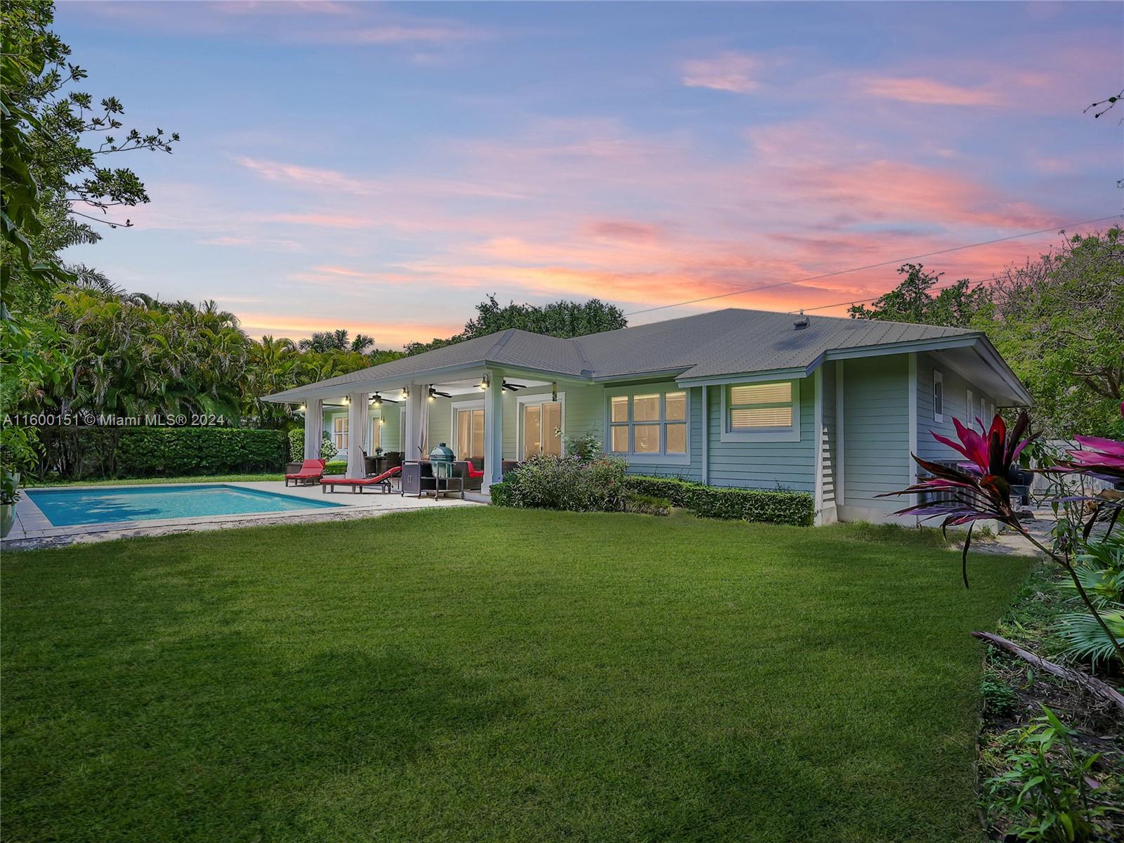 a view of a house with backyard and garden