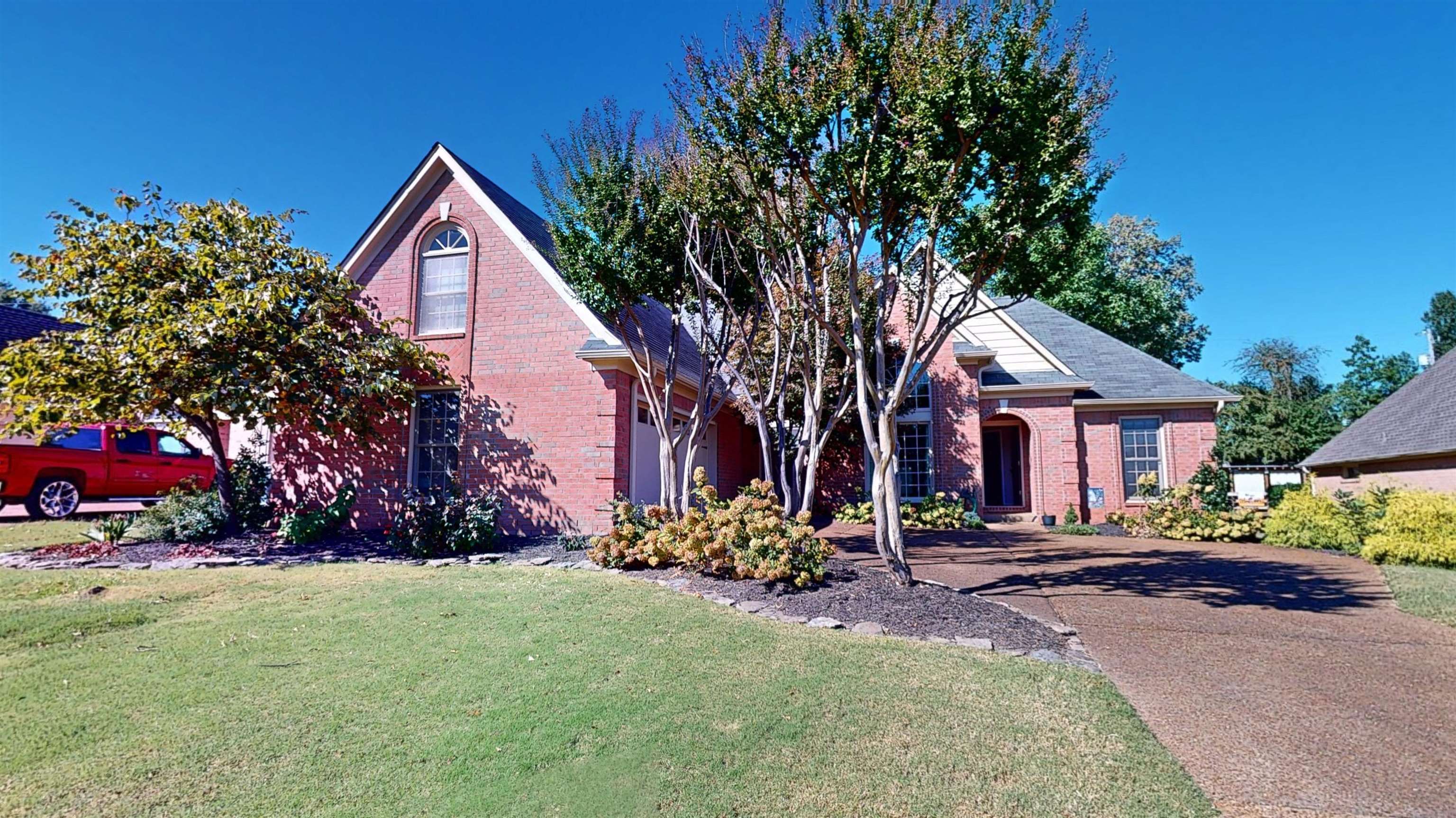 View of front of property featuring a front yard