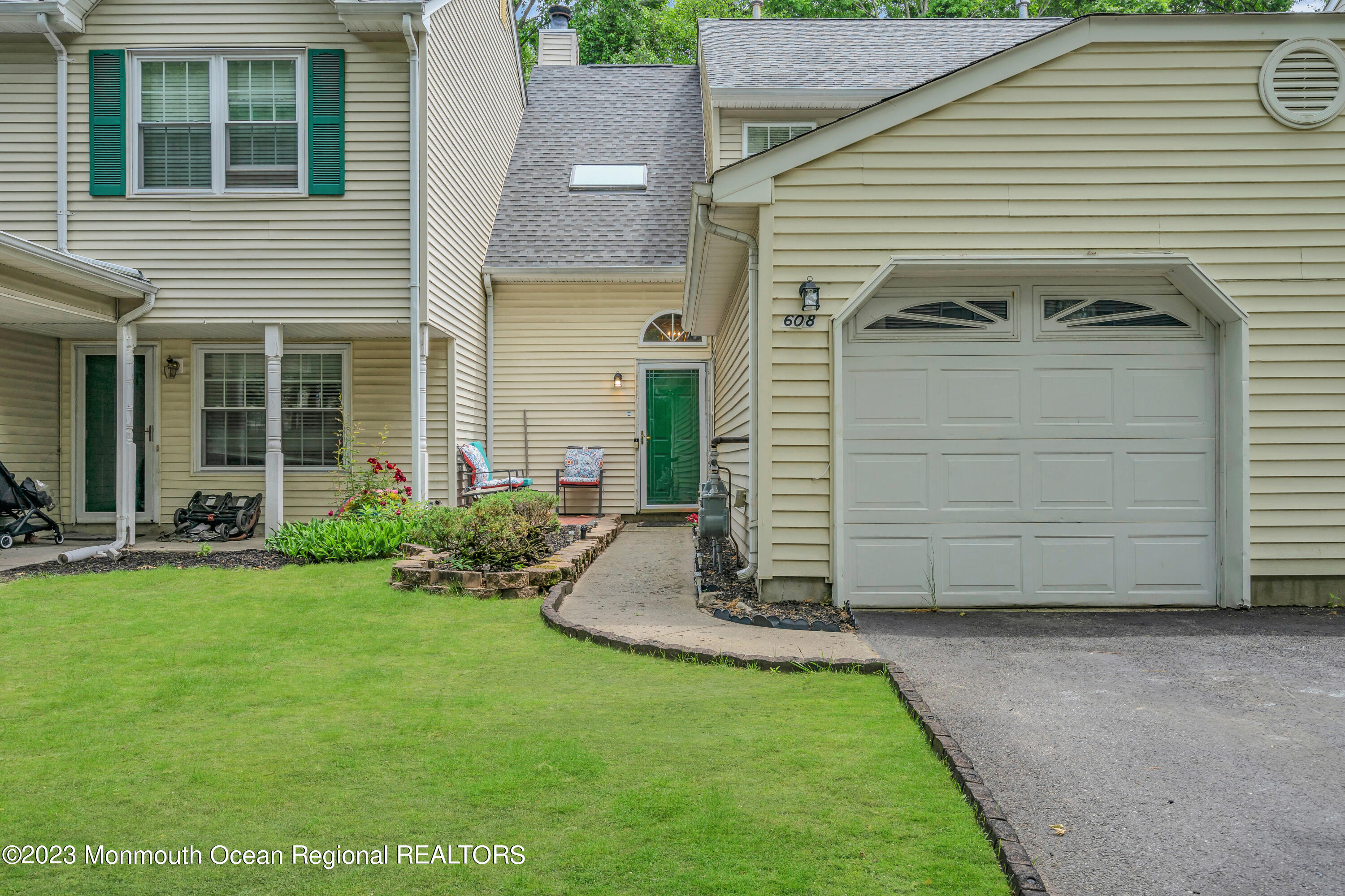 a view of a house with a yard