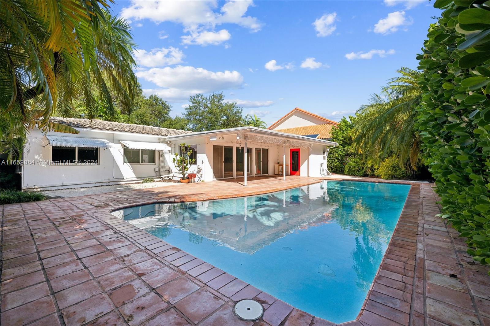 a view of a house with backyard